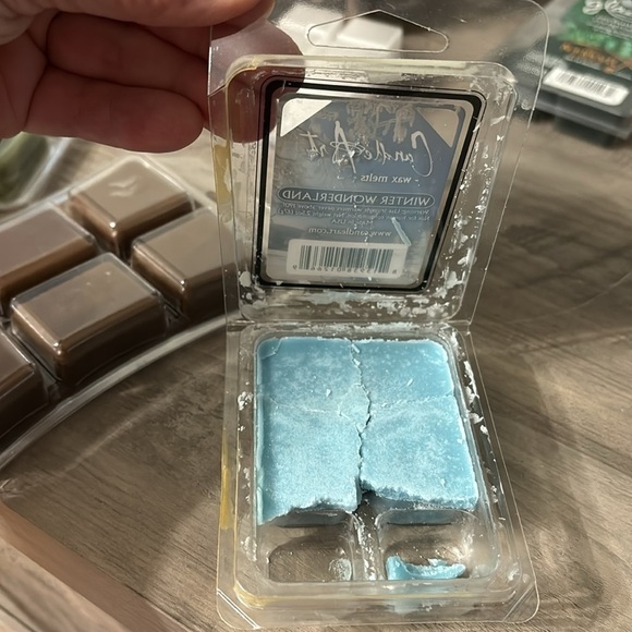 LOT OF 14 PRE OWNED, PARTIAL AND NEW WAX WARMER BARS-SOME ARE SCENTSY - Picture 15 of 16